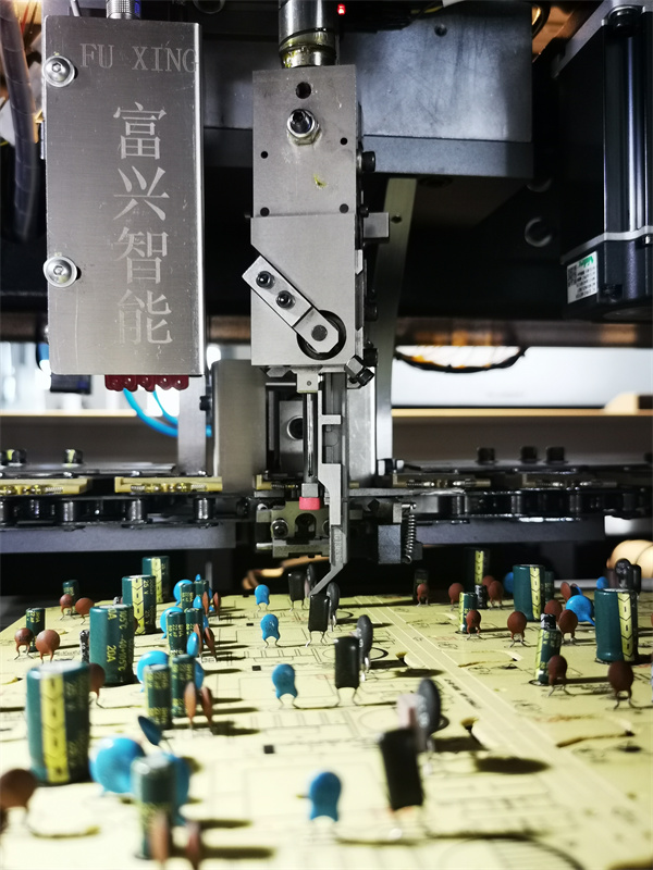 提升生產(chǎn)效率，選擇適合的自動(dòng)插件機(jī)(圖1)