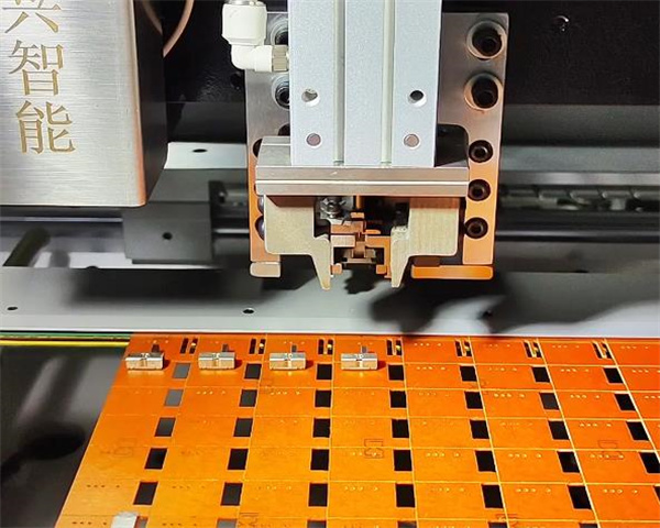 革新制造：AI插件機技術(shù)如何重塑電子裝配線(圖1)