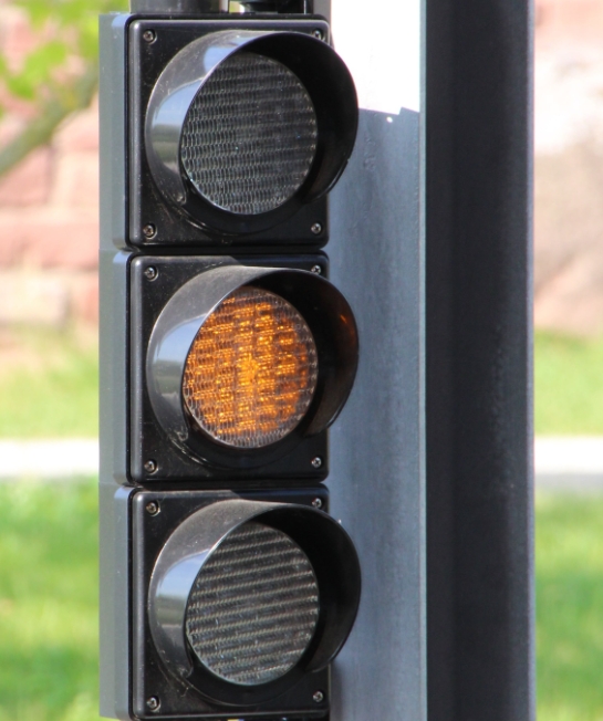 LED燈的插裝：立式插件機如何保障交通信號燈的質(zhì)量(圖1)