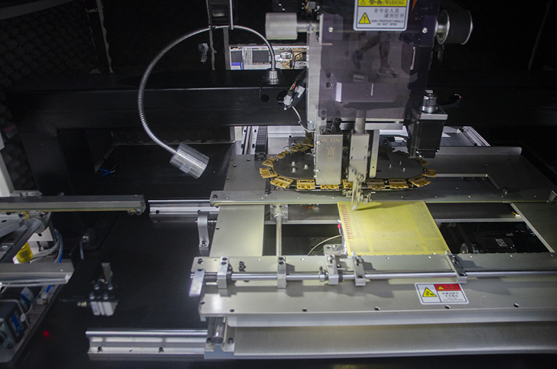 國產(chǎn)立式自動插件機創(chuàng)新路程必定是復(fù)雜且艱辛的(圖1)